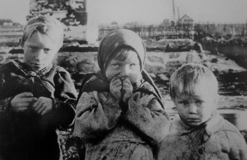Дети у руин дома в белорусской деревне Лозоватка. 1944 г. 