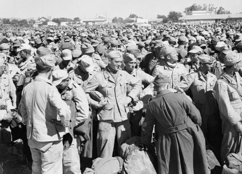 Немецкие и итальянские военнопленные в лагере для военнопленных в Громалии. 12 мая 1943 г. 