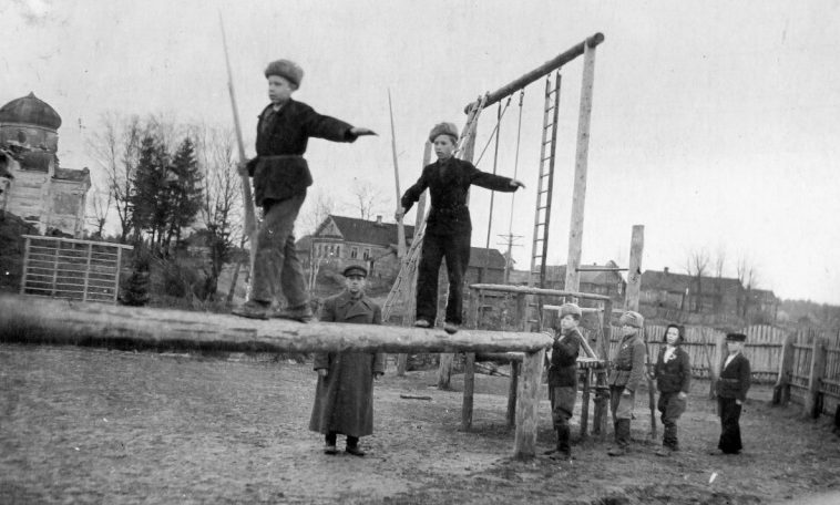 Севастопольские дети играют у брошенного немецкого орудия. 1944 г. 
