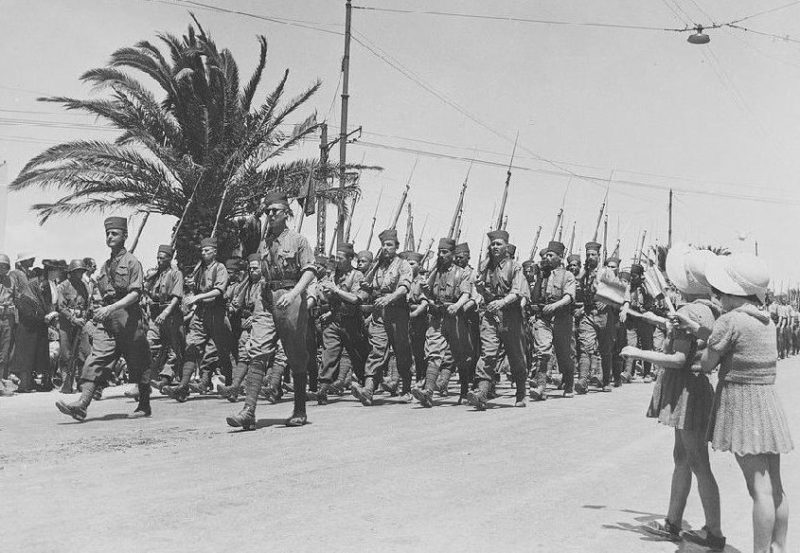 Солдаты Свободной Франции на Параде Победы союзников по Авеню Гамбетта в Тунисе. 20 мая 1943 г.