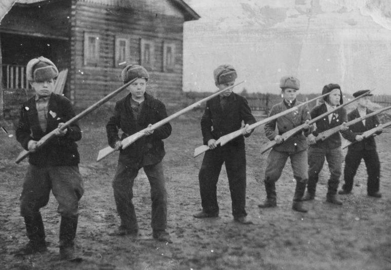 Севастопольские дети играют у брошенного немецкого орудия. 1944 г. 