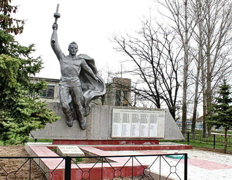 х. Красноярский Котельниковского р-на. Памятник, установленный на братской могиле, в которой похоронено 52 советских воинов.
