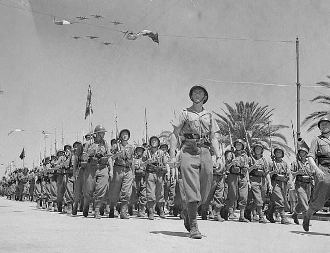 Солдаты Свободной Франции на Параде Победы союзников по Авеню Гамбетта в Тунисе. 20 мая 1943 г.