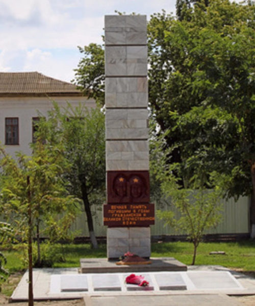 п. Лог Иловлинского р-на. Братская могила, в которой захоронено 90 советских воинов.
