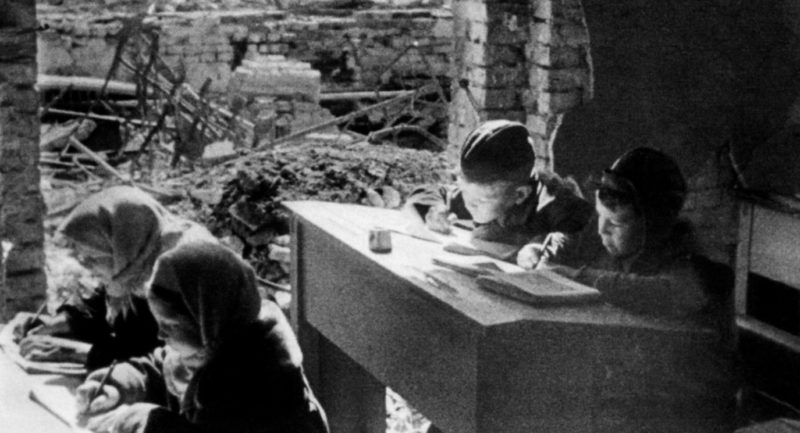 Занятия в разрушенной школе. 1944 г.