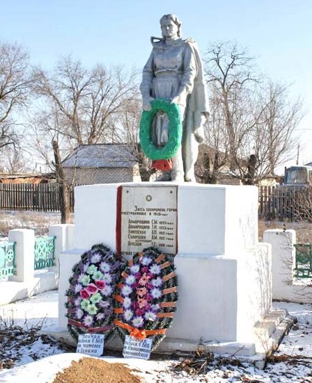 п. Ленина Котельниковского р-на. Братская могила, в которой захоронено 47 советских воинов, в т.ч. 35 неизвестных.