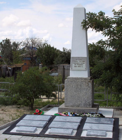 п. Лог Иловлинского р-на. Памятник, установленный в 1977 году на братской могиле, в которой похоронно 80 советских воинов.