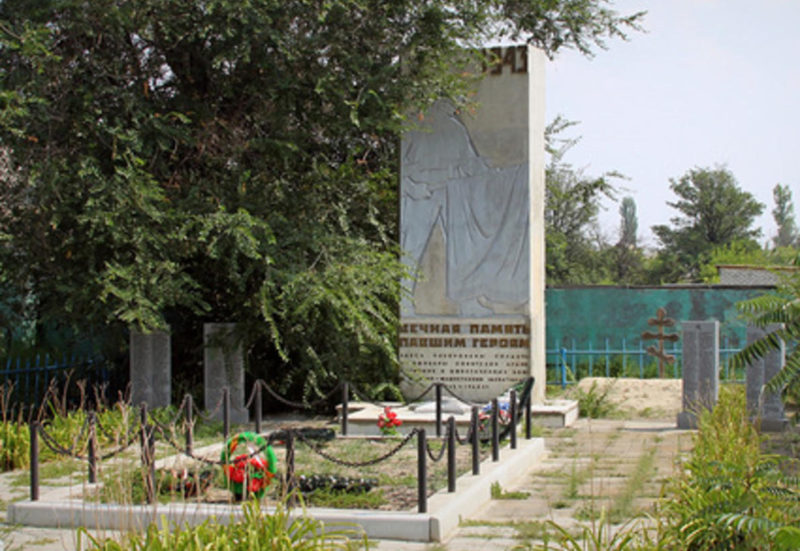 х. Медведев Иловлинского р-на. Памятник, установленный в 1965 году на братской могиле, в которой похоронено 295 советских воинов, в т.ч. 86 неизвестных.