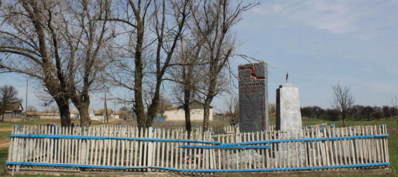 х. Небыков Котельниковского р-на. Братская могила, в которой похоронено 74 советских воинов.