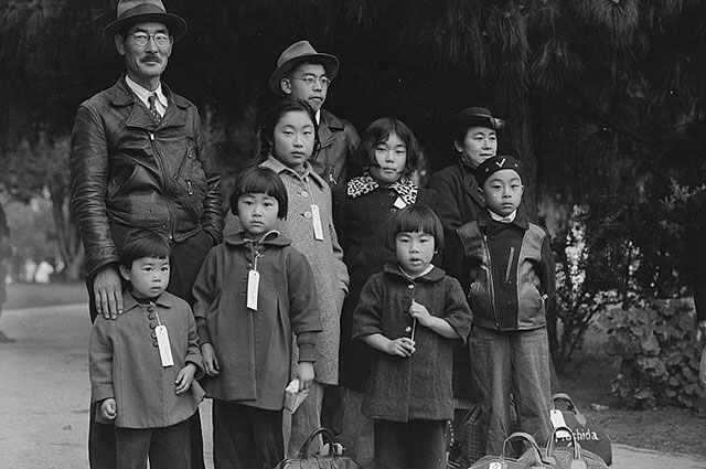 Интернированные японцы в США. Апрель 1942 г. 