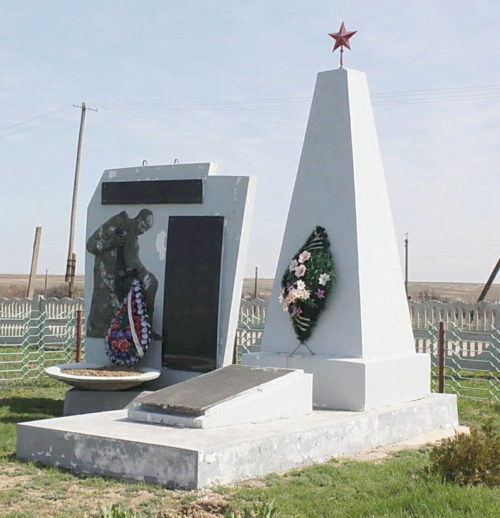 х. Нижние Черни Котельниковского р-на. Братская могила, в которой захоронен 41 советский воин.