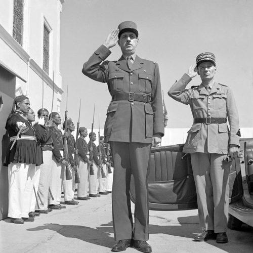 Генерал Де Голль и генерал Маст отдают честь в время исполнения Марсельезы в летнем дворце бея Туниса. Июнь 1943 г.