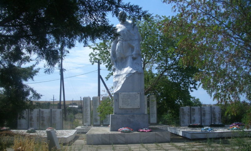 ст-ца. Сиротинская Иловлинского р-на. Памятник, установленный на братской могиле советских воинов, погибших в годы войны.