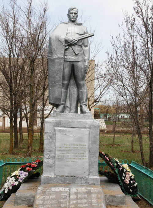 п. Равнинный Котельниковского р-на. Памятник, установленный на братской могиле, в которой похоронен 61 советский воин.