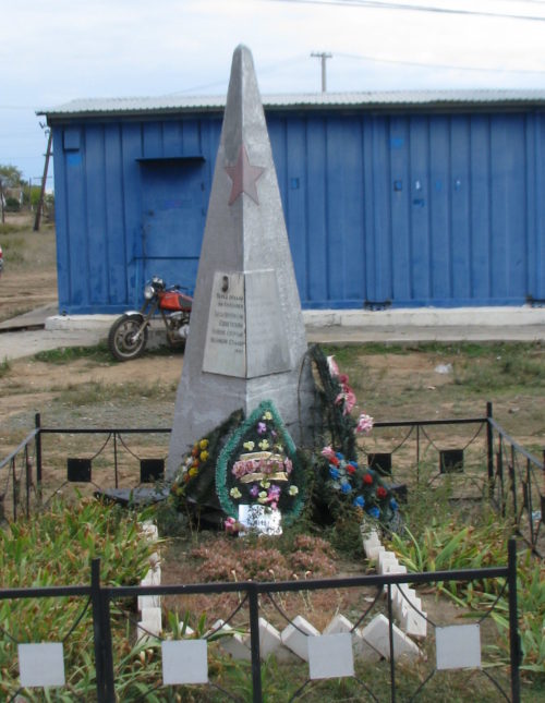 п. Равнинный Котельниковского р-на. Братская могила советских воинов.