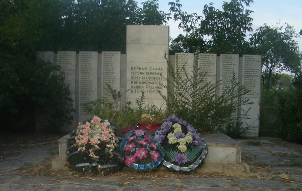 х. Фастов Иловлинского р-на. Братская могила советских воинов, погибших в годы войны.