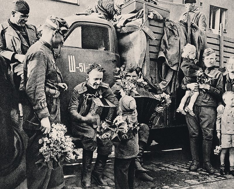 Советские солдаты в Праге. 9 мая 1945 г.