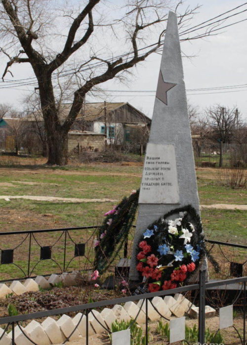 п. Чилеково Котельниковского р-на. Братская могила, в которой захоронено 26 советских воинов.