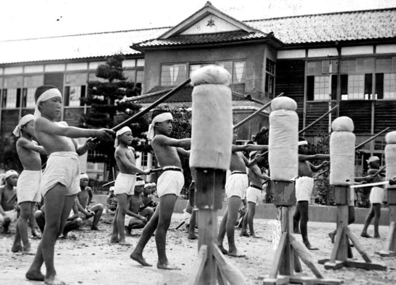 Японские школьницы на занятии с бамбуковыми мечами. 1942 г.