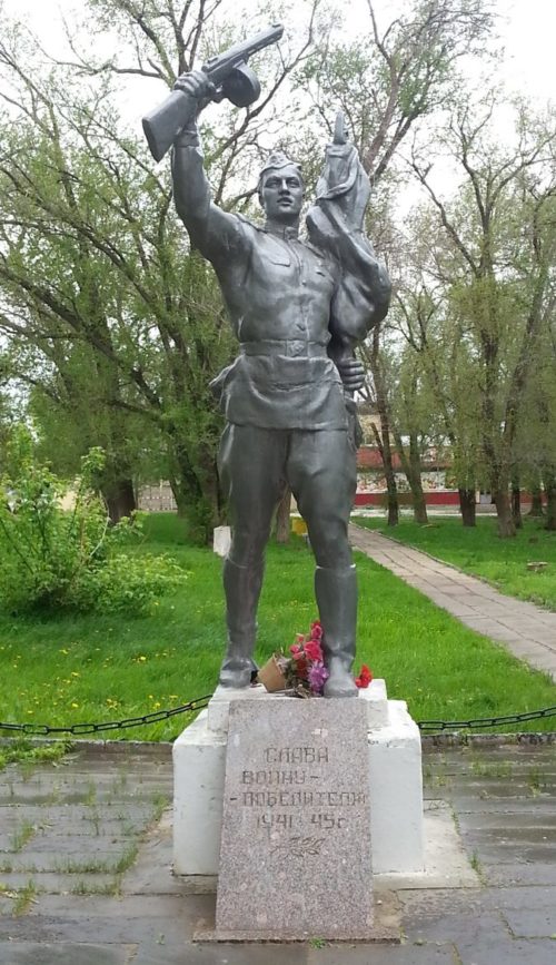 г. Котово. Памятник воинам советским воинам, установленный у церкви.