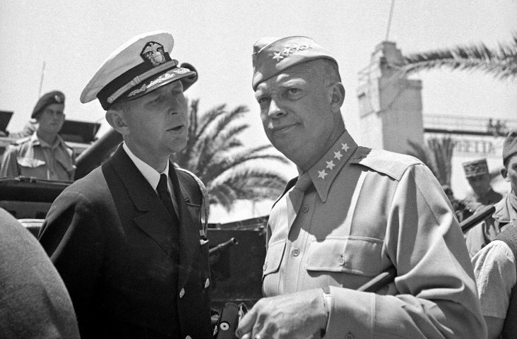 Американский морской офицер разговаривает с генералом Дуайтом Эйзенхауэром. 21 июня 1943 г. 