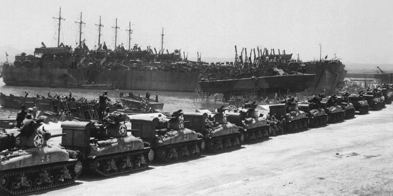 Погрузка американских танков для отправки на Сицилию. Июль 1943 года.