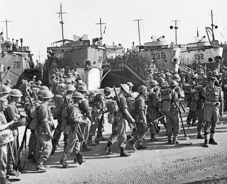 Британские солдаты грузятся на десантный корабль в Суссе для отправки в Сицилию. 5 июля 1943 г. 