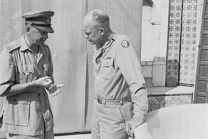 Генерал Александр, заместитель главнокомандующего союзными силами в Северной Африке с Верховным главнокомандующим генералом Эйзенхауэром. 26 июля 1943 г. 