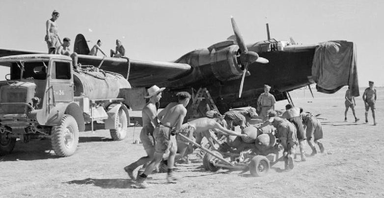 Подготовка бомбардировщика к вылету. 8 сентября 1943 г. 