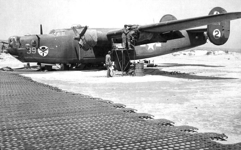 512-я эскадрилья США бомбардировщиков B-24J Liberator на аэродроме Энфидавиль. Октябрь 1943 г.
