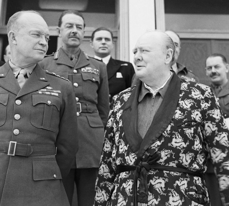 Премьер-министр Великобритании Уинстон Черчилль с американским генералом Дуайтом Д. Эйзенхауэром в его штабе. 25 декабря 1943 г. 