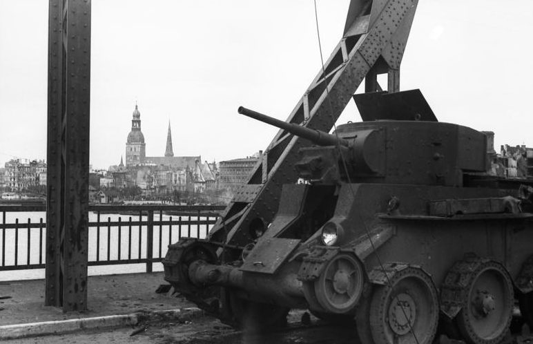Сломанный советский танк на Земгальском мосту в Риге.