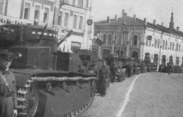Советские танки в Орле на Кооперативной (Гостиной) улице. 1939 г.