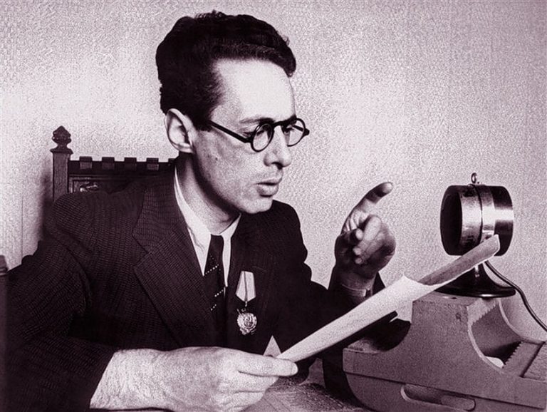 Диктор Юрий Левитан перед микрофоном в годы войны.