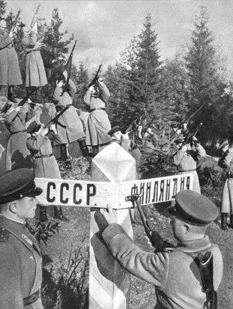 Советские военнослужащие восстанавливают пограничный знак на границе с Финляндией. 