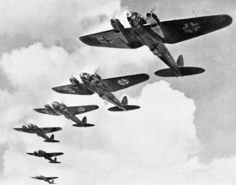 Немецкие бомбардировщики «Heinkel He-111s» над Британией.