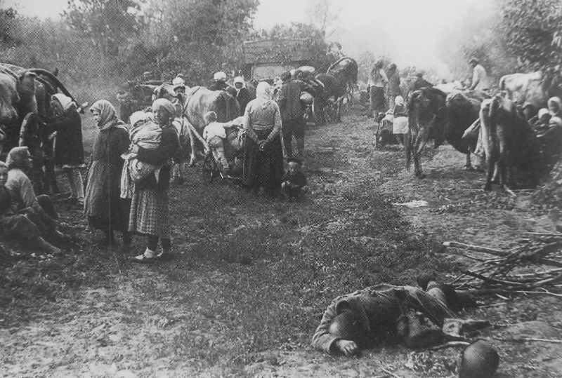 Тело погибшего красноармейца и беженцы у дороги под Воронежем. Июнь 1942 г.