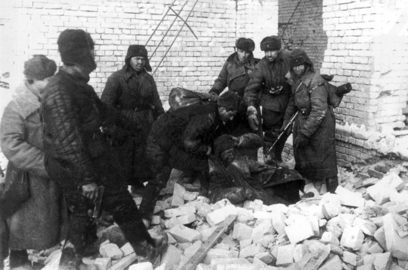Красноармейцы берут в плен немецкого снайпера в разрушенном доме Сталинграда. 1942 г.