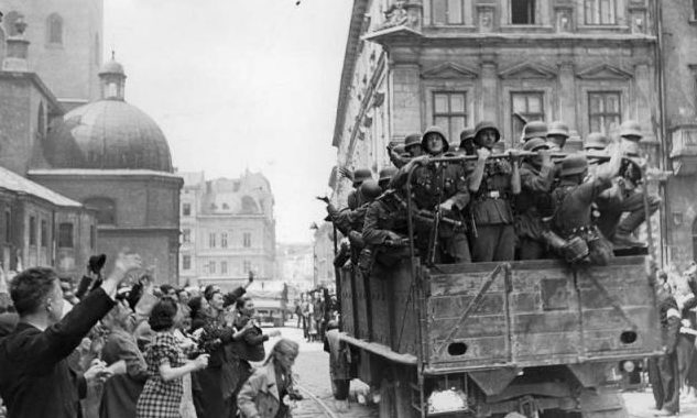 Встреча немецких войск во Львове. 30 июня 1941 года.