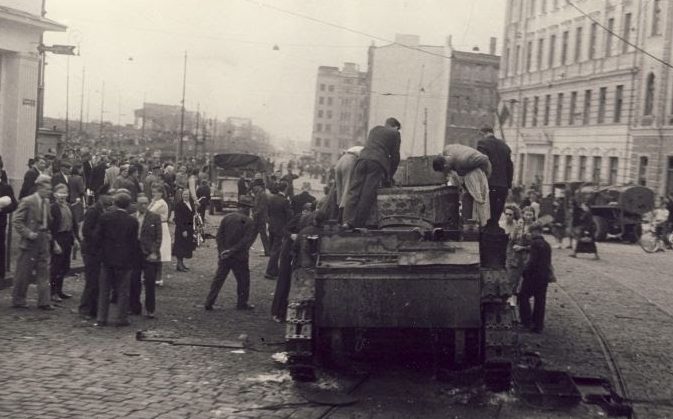 Подбитый советский танк на Привокзальной площади. 