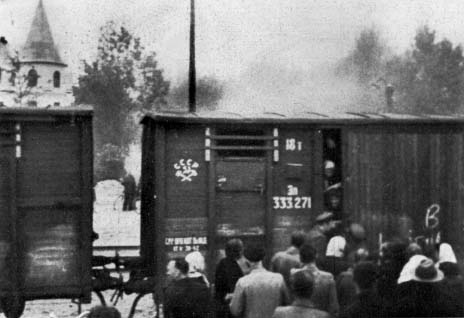 Погрузка депортированных в грузовые вагоны в Риге.