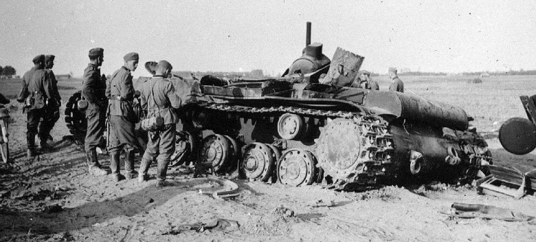 Немецкие солдаты рассматривают уничтоженный танк КВ-1 в районе Каунаса