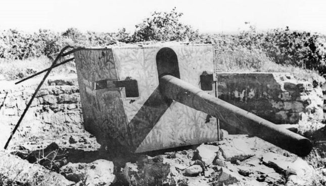 Поврежденное 130-мм орудие защитников Лиепаи.