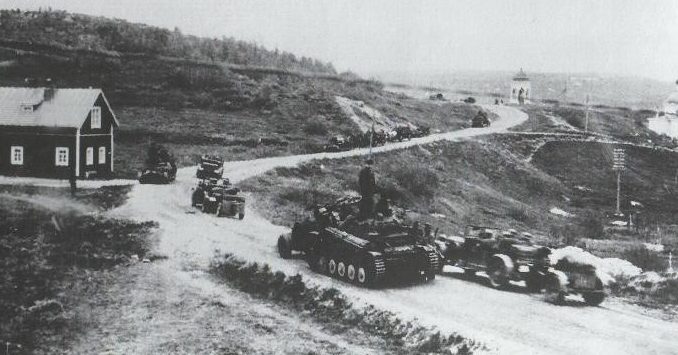 Немецкие войска входят в Петсамо. 