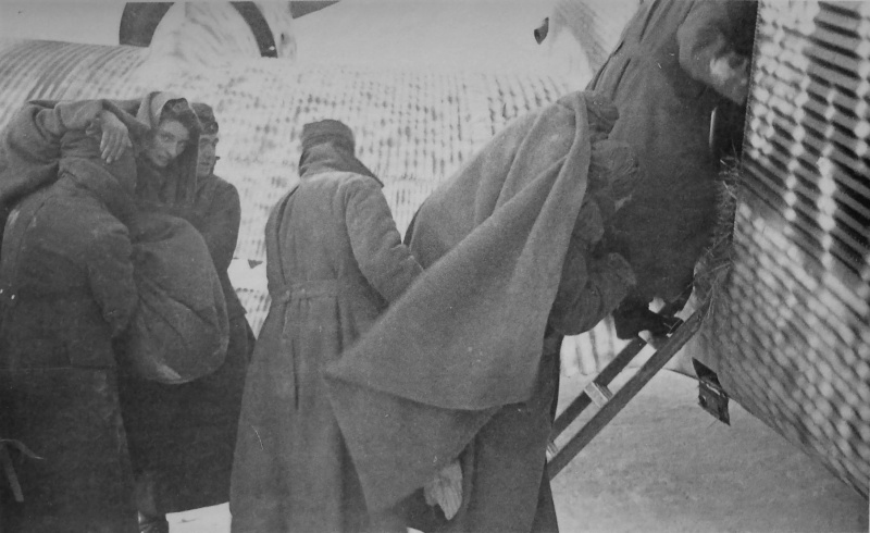 Погрузка раненых немецких солдат в самолет Ju-52 на аэродроме в Сталинградском котле. 1942 г.