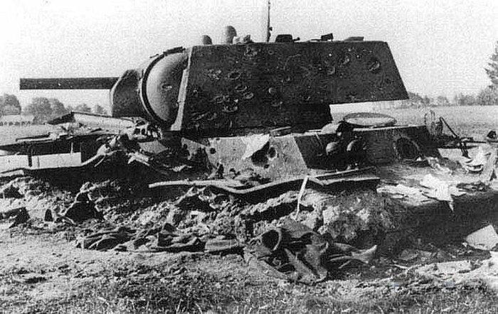 Разбитый КВ-1, который двое суток в одиночку держал оборону.