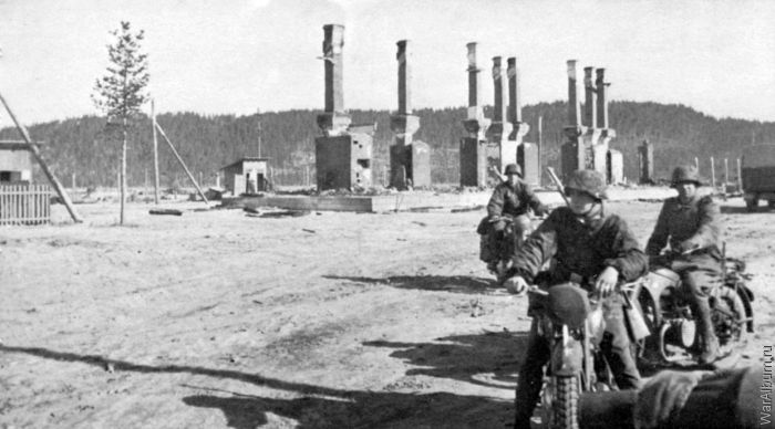 Немецкие мотоциклисты в поселке Алакуртти.