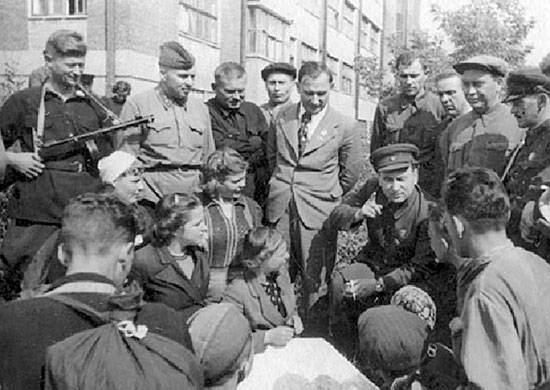 Начальник ЦШПД Пономаренко с белорусскими партизанами. Москва, 17 сентября 1942 г.