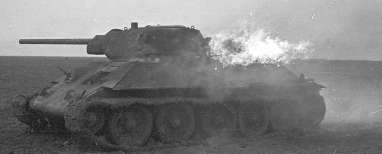 Горящий Т-34 во время сражения у Дубно.