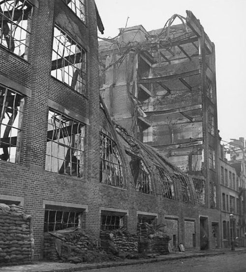 Разрушенное здание фабрики.